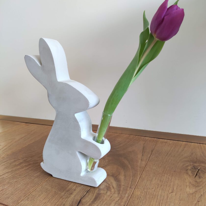Hase mit Vase